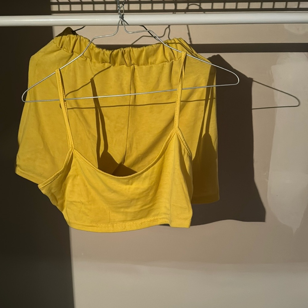 Two piece Size M Yellow Outfit Shorts !